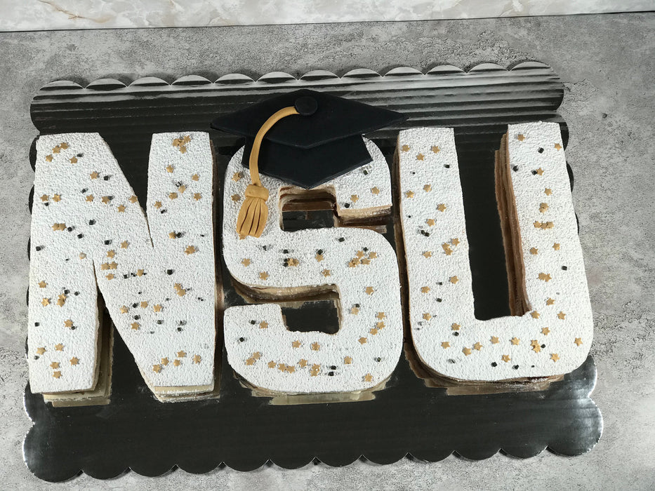 GRADUATION COLLEGE CAKE