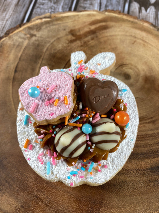 MINI TEACHER'S DAY APPLE SHAPED ALFAJOR CAKE